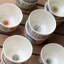D5D1F2CB-853F-43F0-A329-7DBB89E60784 cups with flowers top view