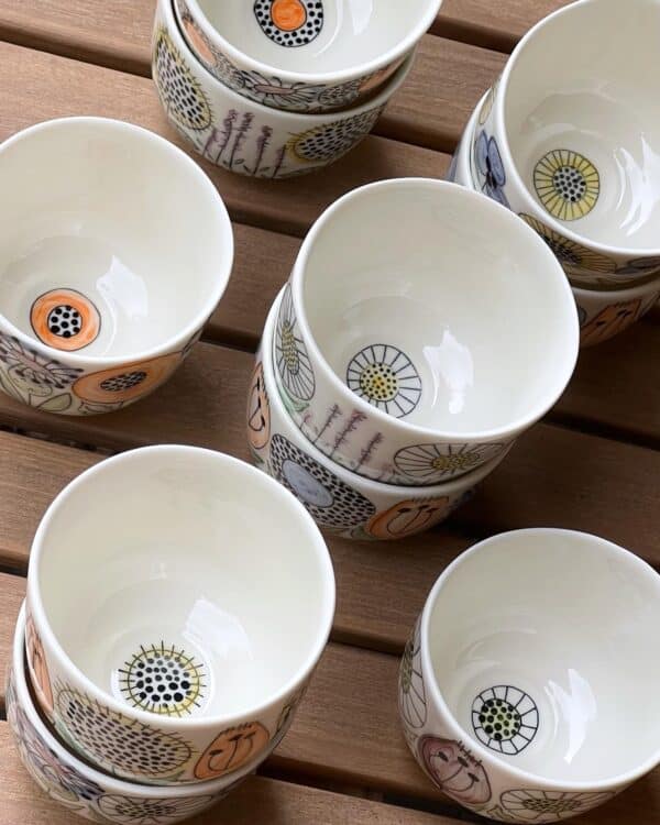 D5D1F2CB-853F-43F0-A329-7DBB89E60784 cups with flowers top view