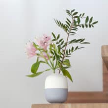 duo-white-blueberry-onstairs small vase with flowers