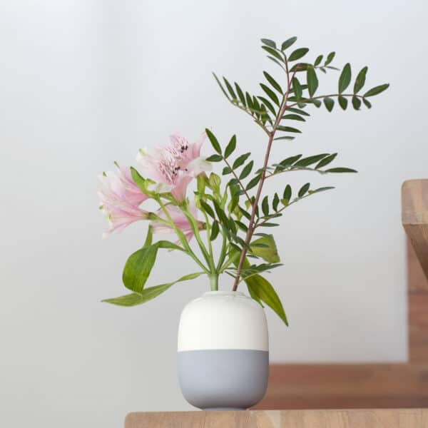 duo-white-blueberry-onstairs small vase with flowers