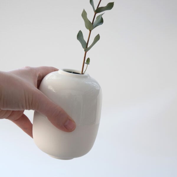 duo-white-in-hand white vase in hand