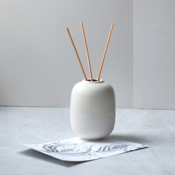 duo-white-withsticks small vase as a fragrance diffuser